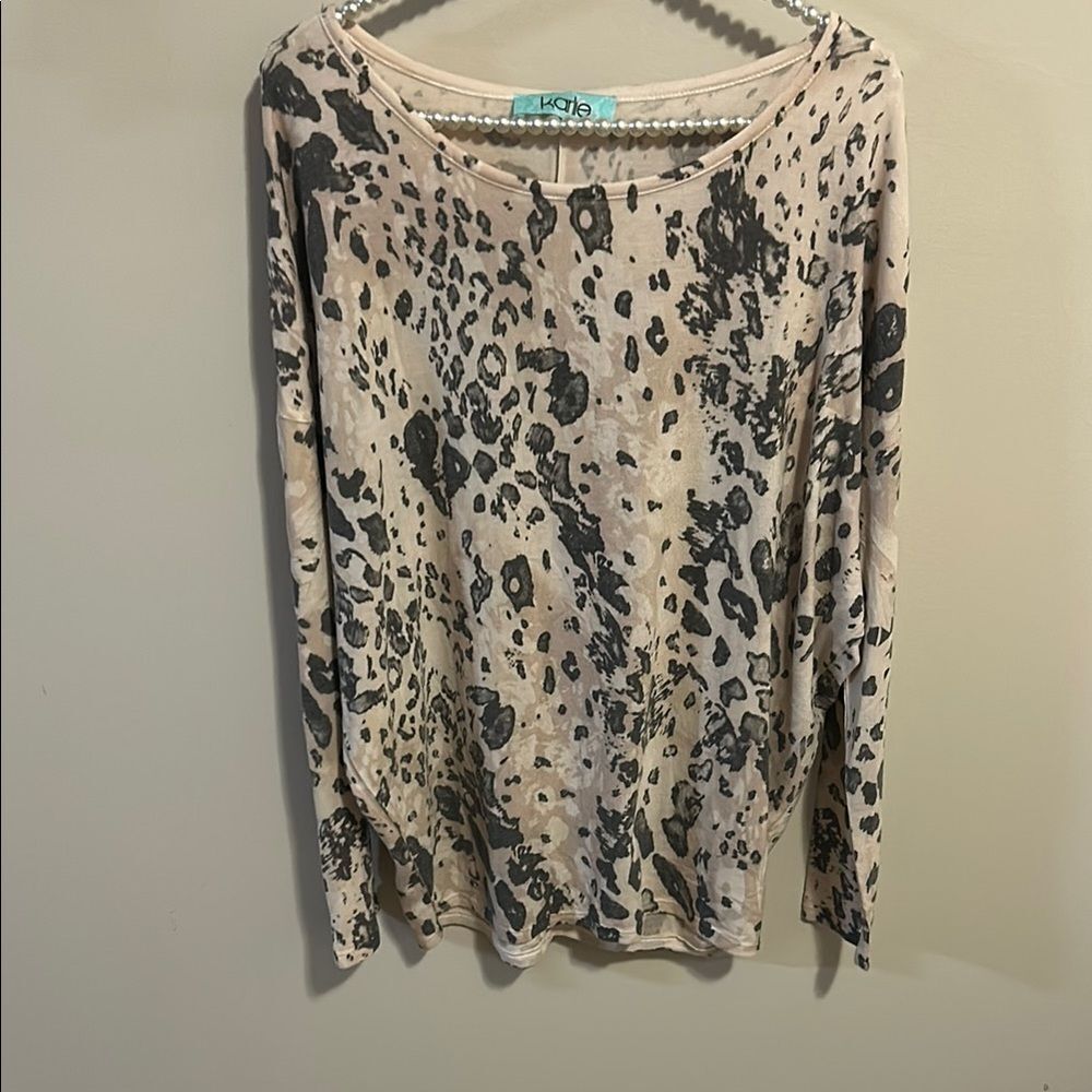Karlie Women’s Leopard Print Thin Top. Size Large